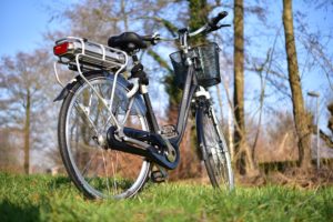 elcykel i naturen med batteripakke under bagagebaerer 300x200